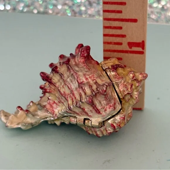 Monet 2011 MUREX Red Cream Seashell Hinged Metal Treasures Trinket Box - Picture 9 of 9